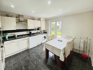 Kitchen Diner- click for photo gallery